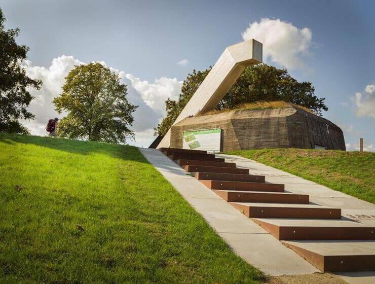 Uitzichtpunt boven op een historische bunker